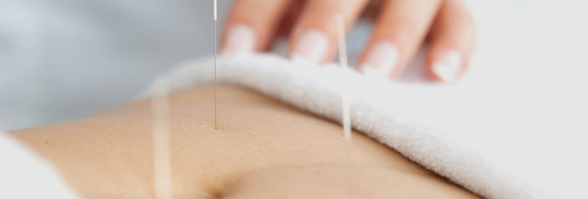 Mercury free thermometer with magnifying glass function